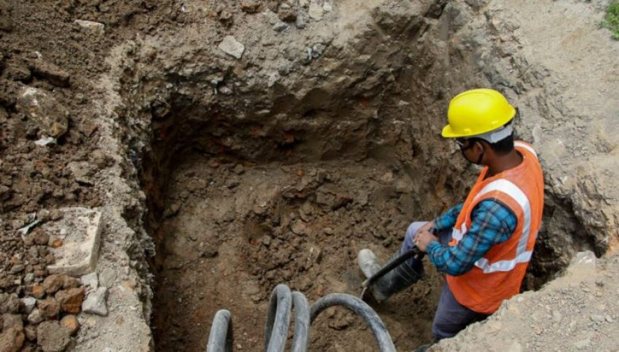 विद्युत लाइन भूमिगत गर्दा खानेपानीको पाइपलाइनमा क्षति